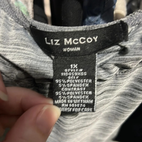 LIZ McCoy Black/ Grey Top with bow accent - Picture 3 of 3